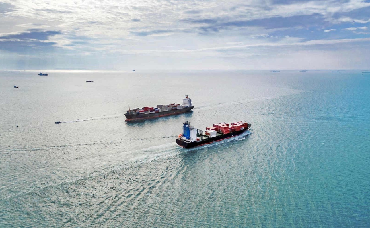 Buques petroleros transitan por el Estrecho de Ormuz, una de las rutas clave para el suministro energético global.