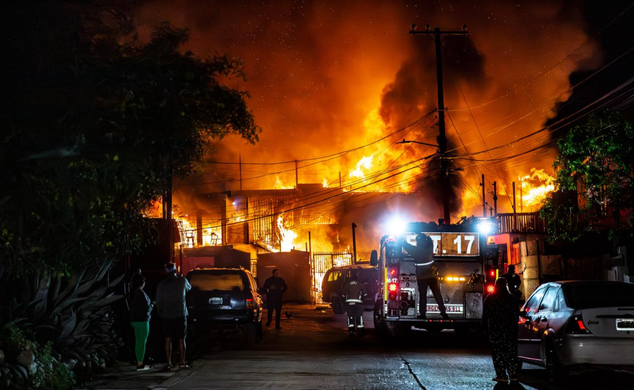 La magnitud de las llamas, debido a las grandes dimensiones de la casa, provocó una intensa movilización de unidades de emergencia.