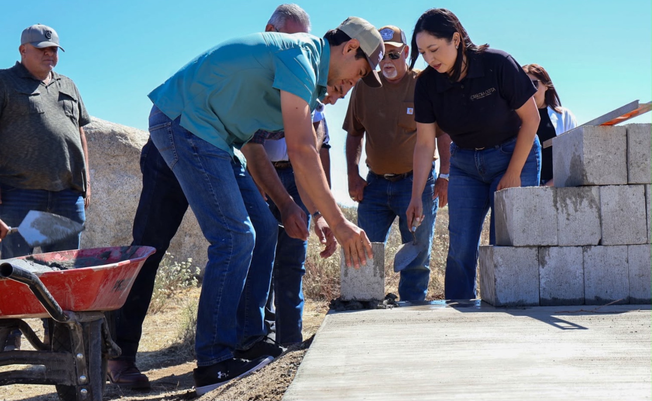 Con este acto simbólico inició la primera etapa del proyecto mediante la construcción del firme de concreto para la caseta de vigilancia.