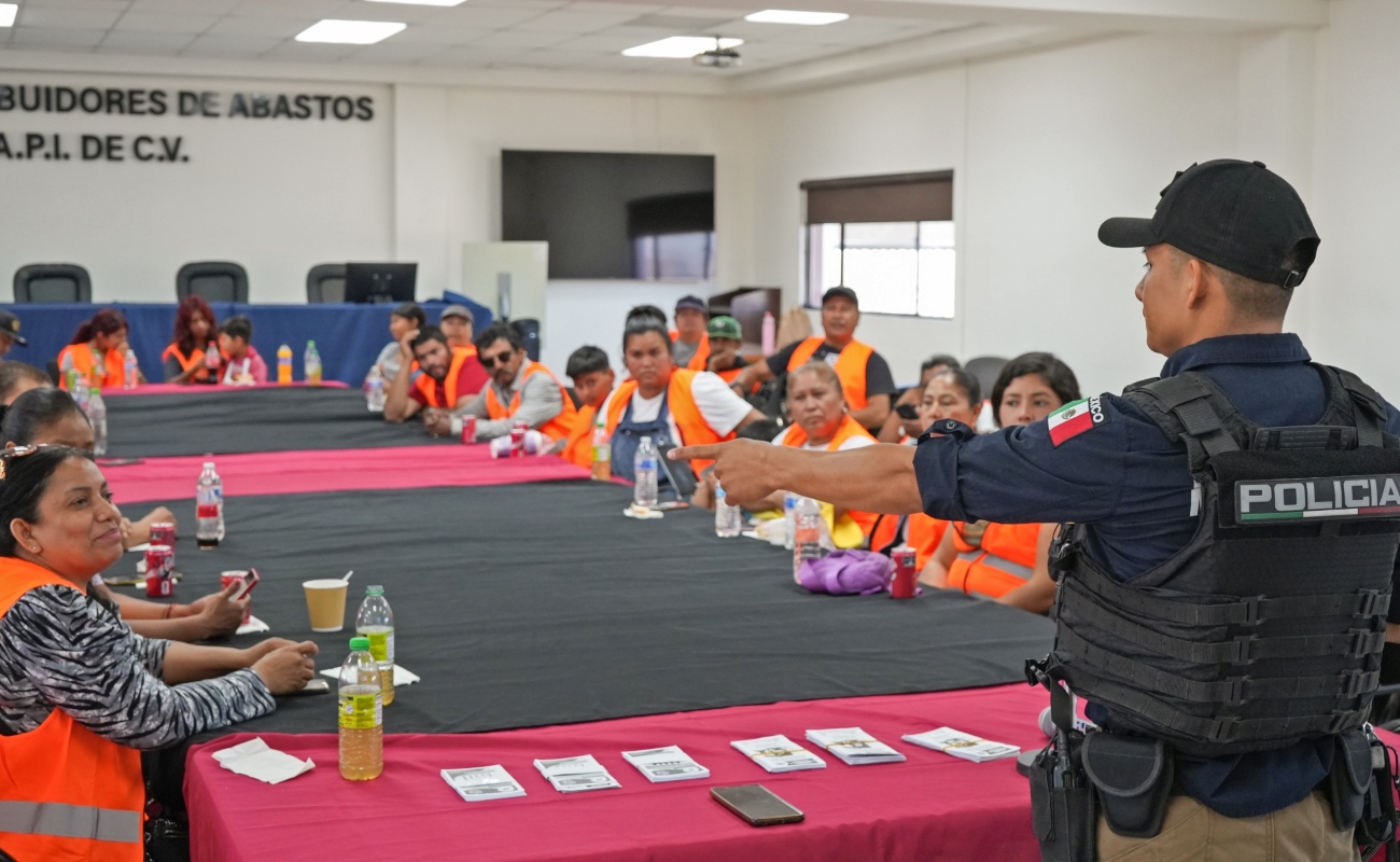 Capacitan sobre delitos cibernéticos a comerciantes de la Central de Abastos