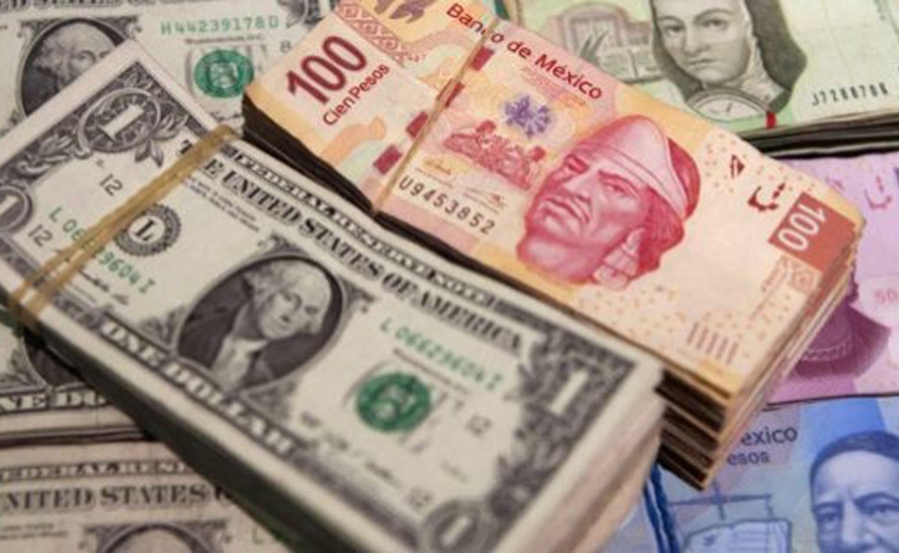 El dólar se negocia en centros cambiarios en un máximo de 20.80 pesos y se adquiere en un mínimo de 18.90 pesos.