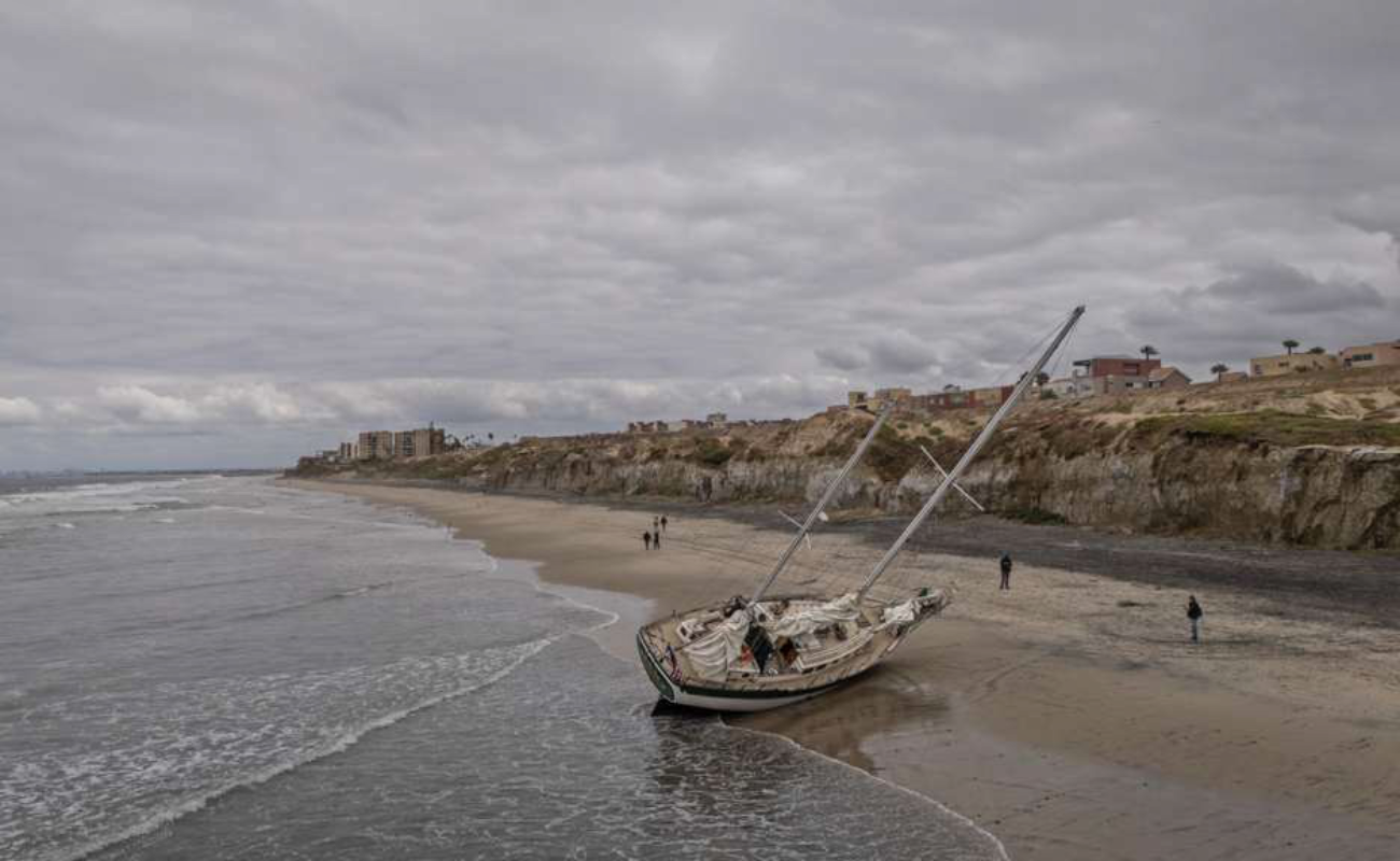 Velero estadounidense queda varado en la costa de Tijuana