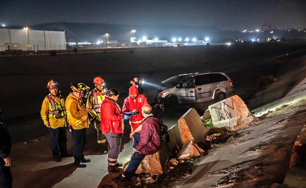 Hombre de la tercera edad pierde el control de su auto y cae a la canalización del Alamar