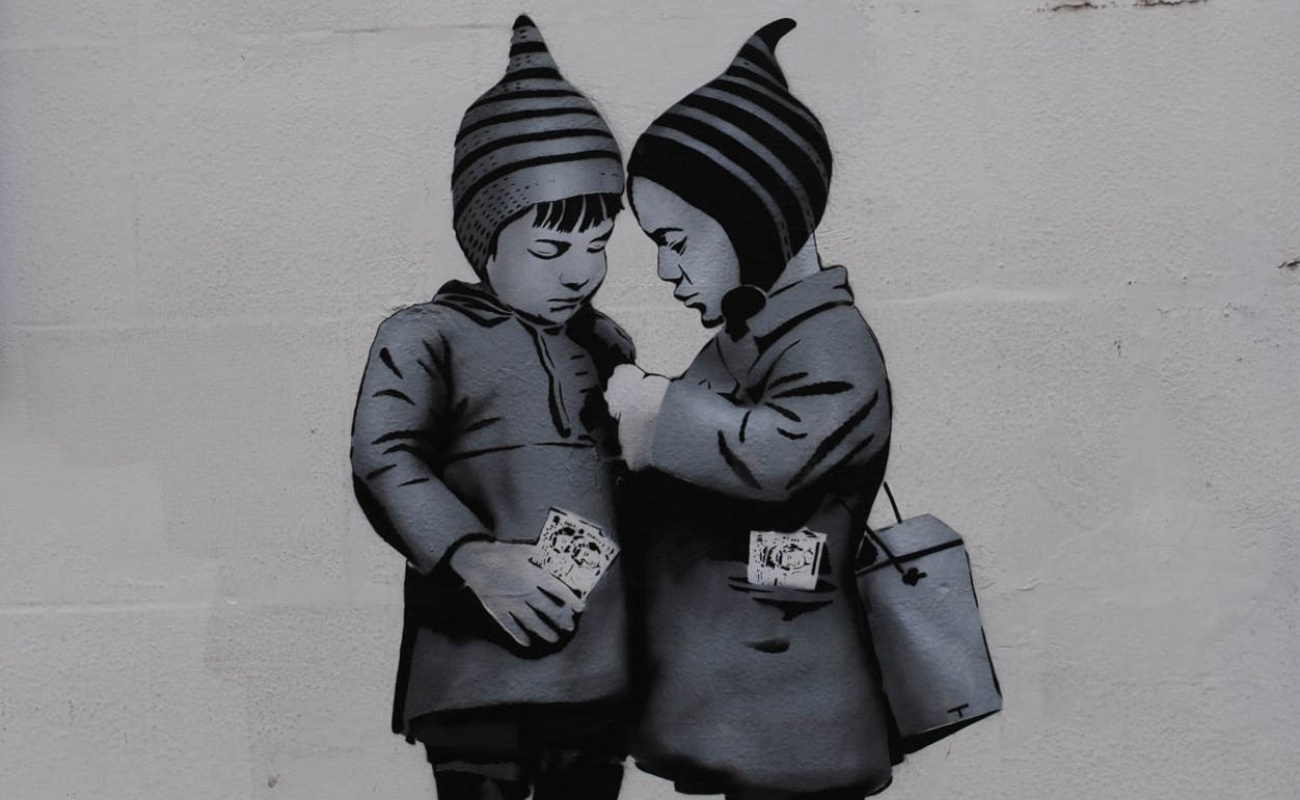 Banksy, personaje y leyenda del grafiti universal con obras que van de Londres a Cisjordania y muchas otras partes del mundo incluyendo varias galerías.