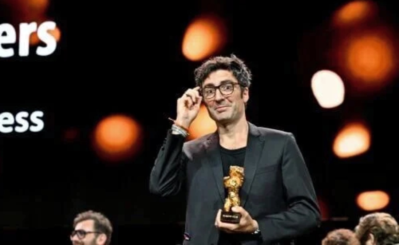 Ilker Çatak recibe el Oso de Oro por Yellow Letters durante la ceremonia de clausura del 76º Festival Internacional de Cine de Berlín en el Berlinale Palast.