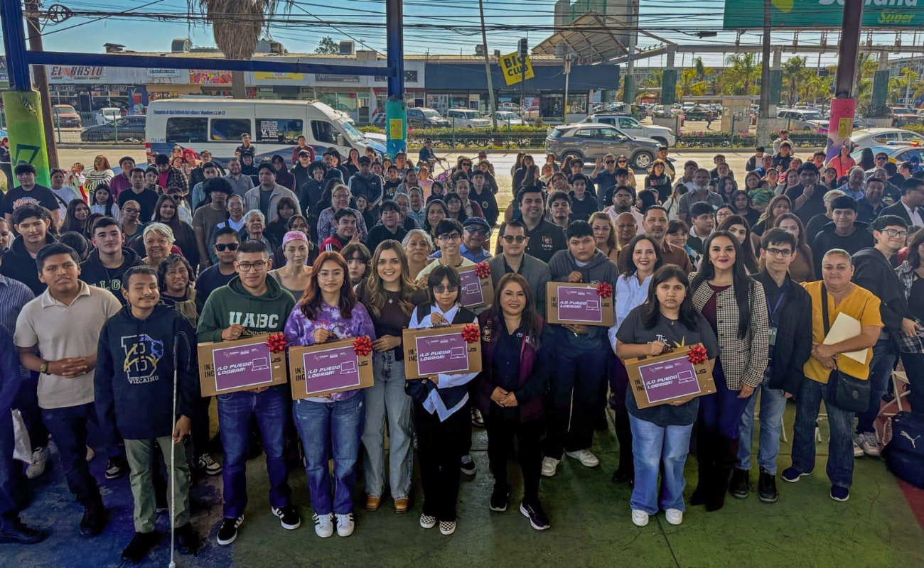 Entregan 200 computadoras a estudiantes a través del programa 'Lo Puedo Lograr’
