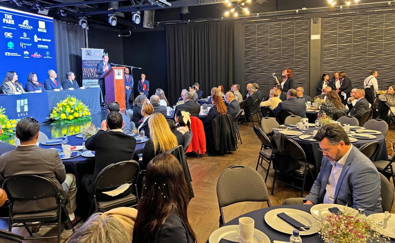 El curso, que se realiza anualmente, abordó temas como contratos, títulos de propiedad y la Ley Inmobiliaria de Baja California. Participaron 40 asistentes y la capacitación sirve para revalidar la licencia inmobiliaria.