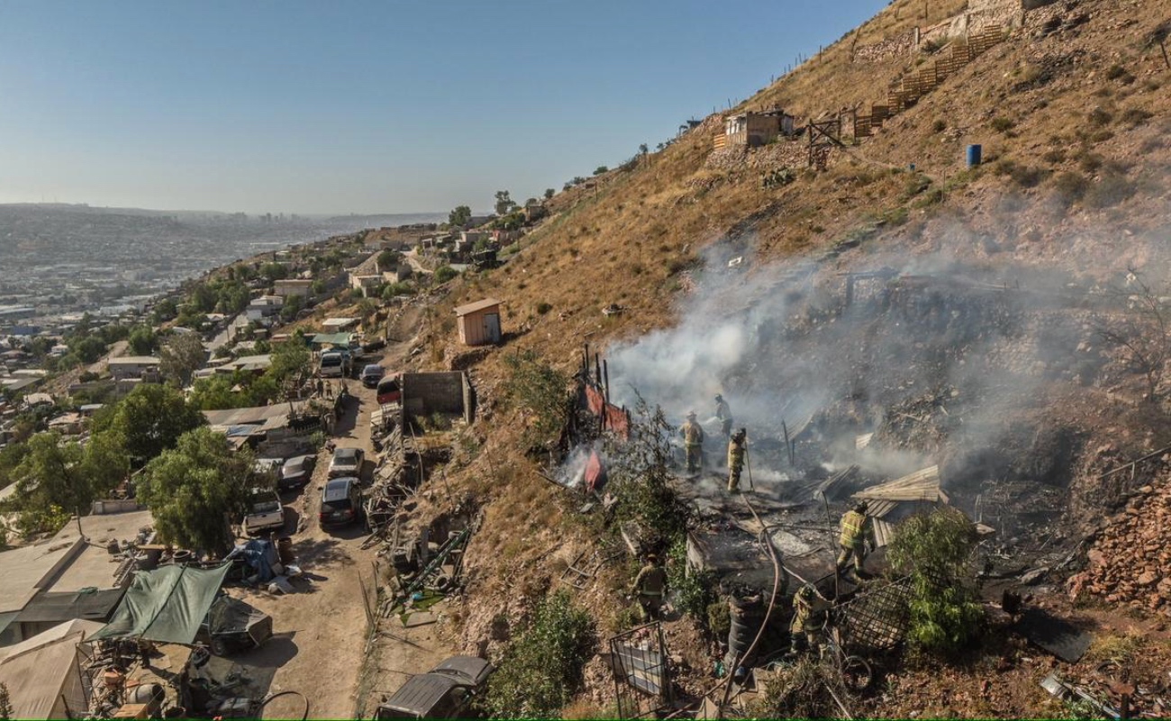 Incendio consume vivienda en Praderas de la Mesa; hay dos personas lesionadas
