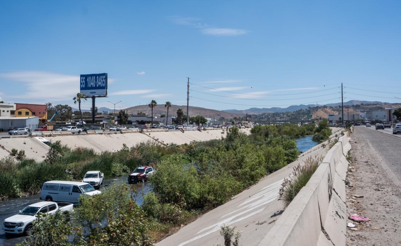 Localizan restos humanos calcinados en el Canal del Río Tijuana