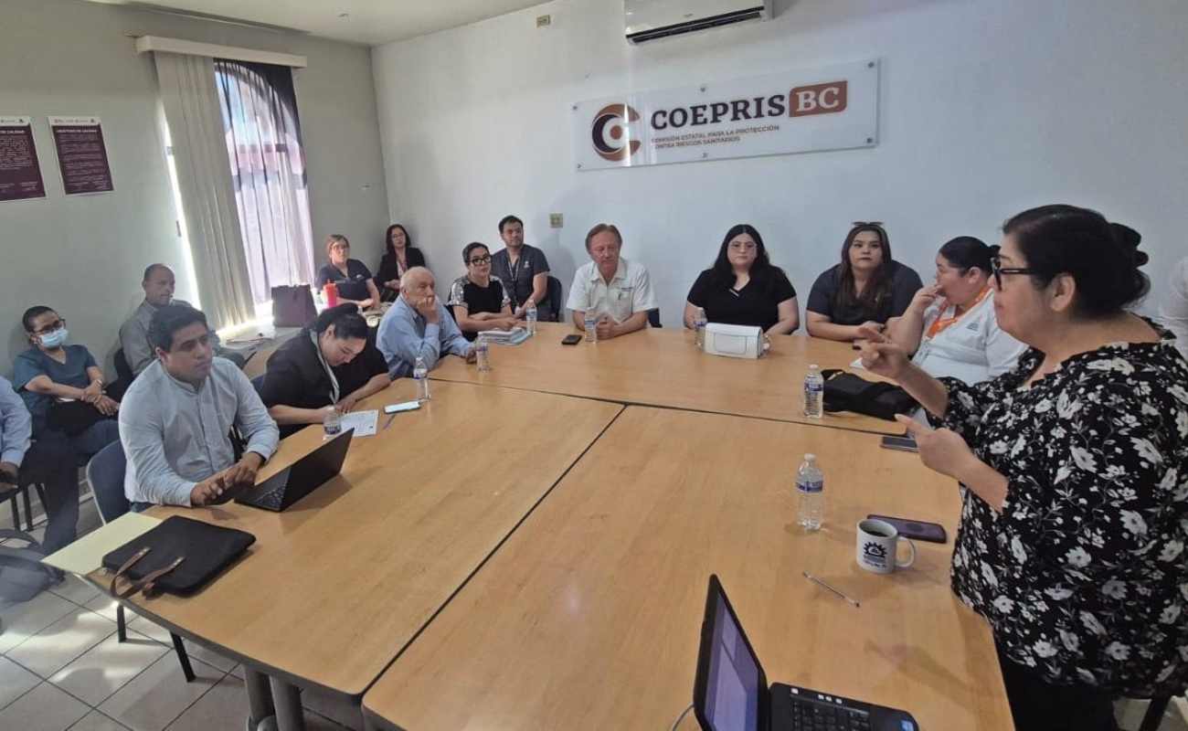 COEPRIS BC ofreció un taller de farmacovigilancia a hospitales privados de Mexicali, enfatizando la importancia de notificar reacciones adversas de medicamentos a través de Vigiflow.