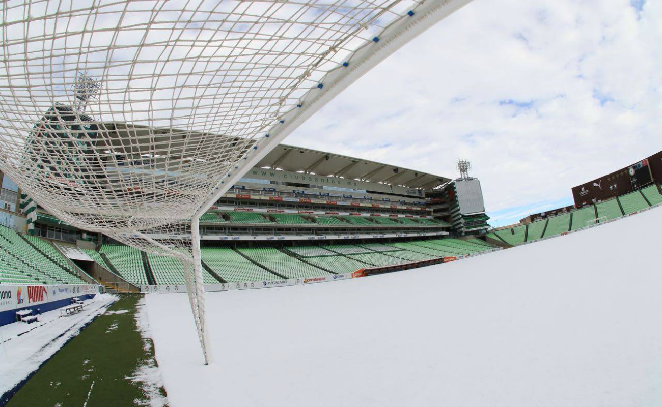 La nieve cubrió por completo la ciudad, como aquí se aprecia en la cancha del TSM.
