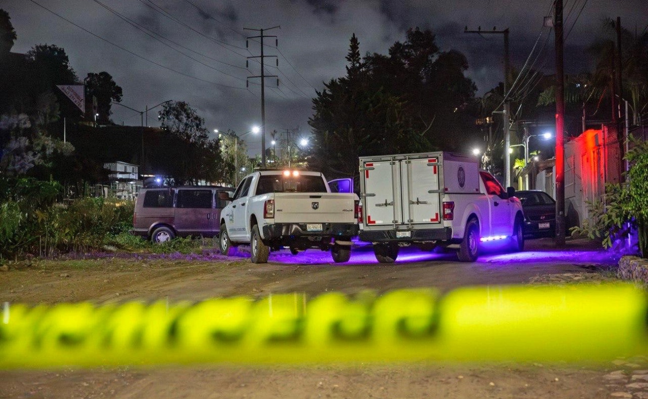 Abandonan vehículo con un hombre asesinado en Pedregal de Santa Julia