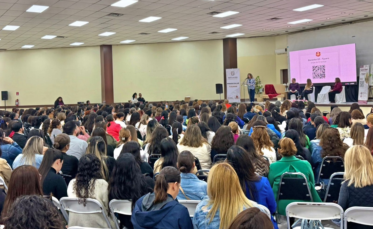 La Dra. Anna Lucía Campos impartió la conferencia, abordando temas como el funcionamiento cerebral, la influencia de las emociones en el aprendizaje y estrategias para fortalecer la práctica docente.