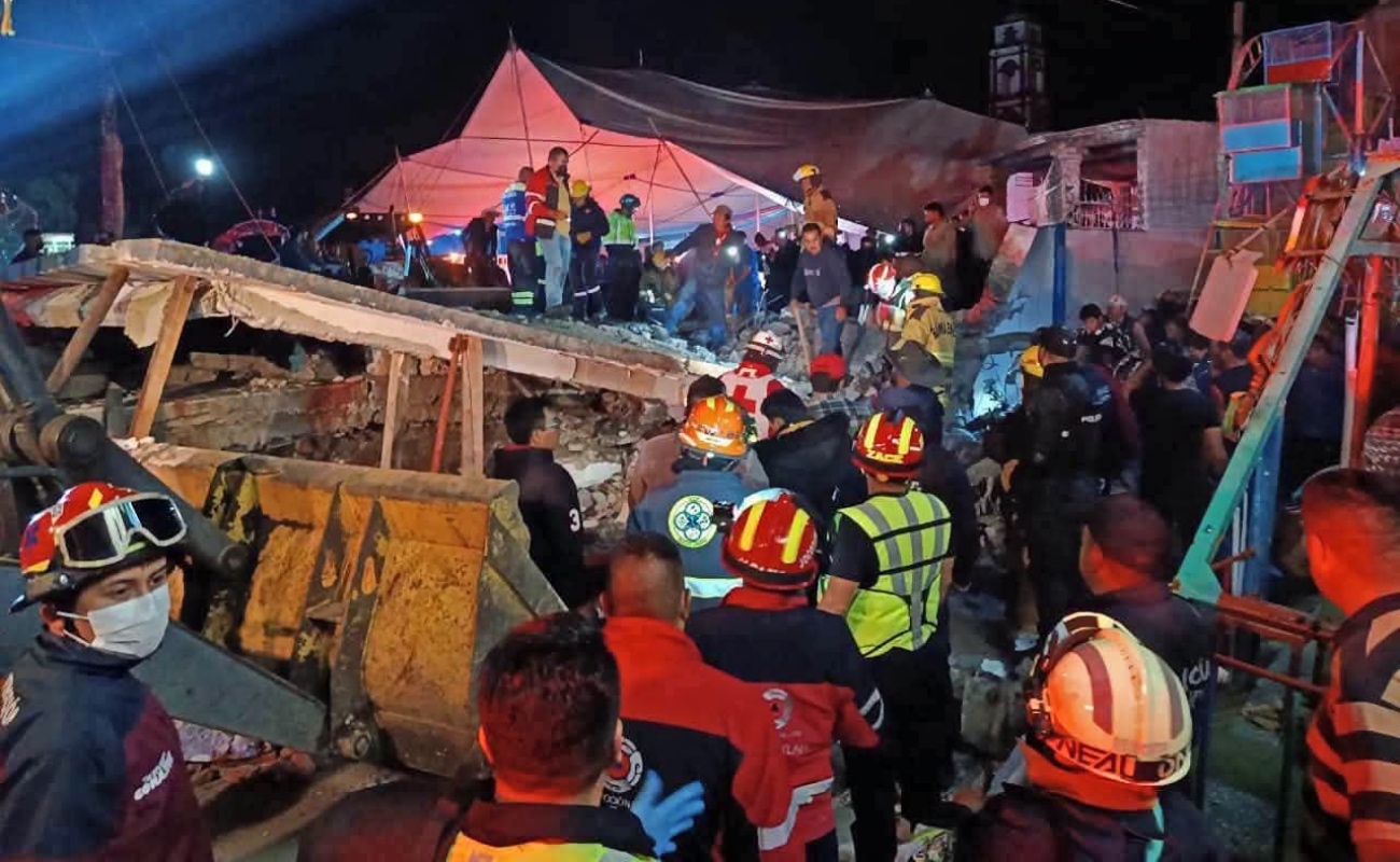 El techo de la iglesia colapsó por la explosión.