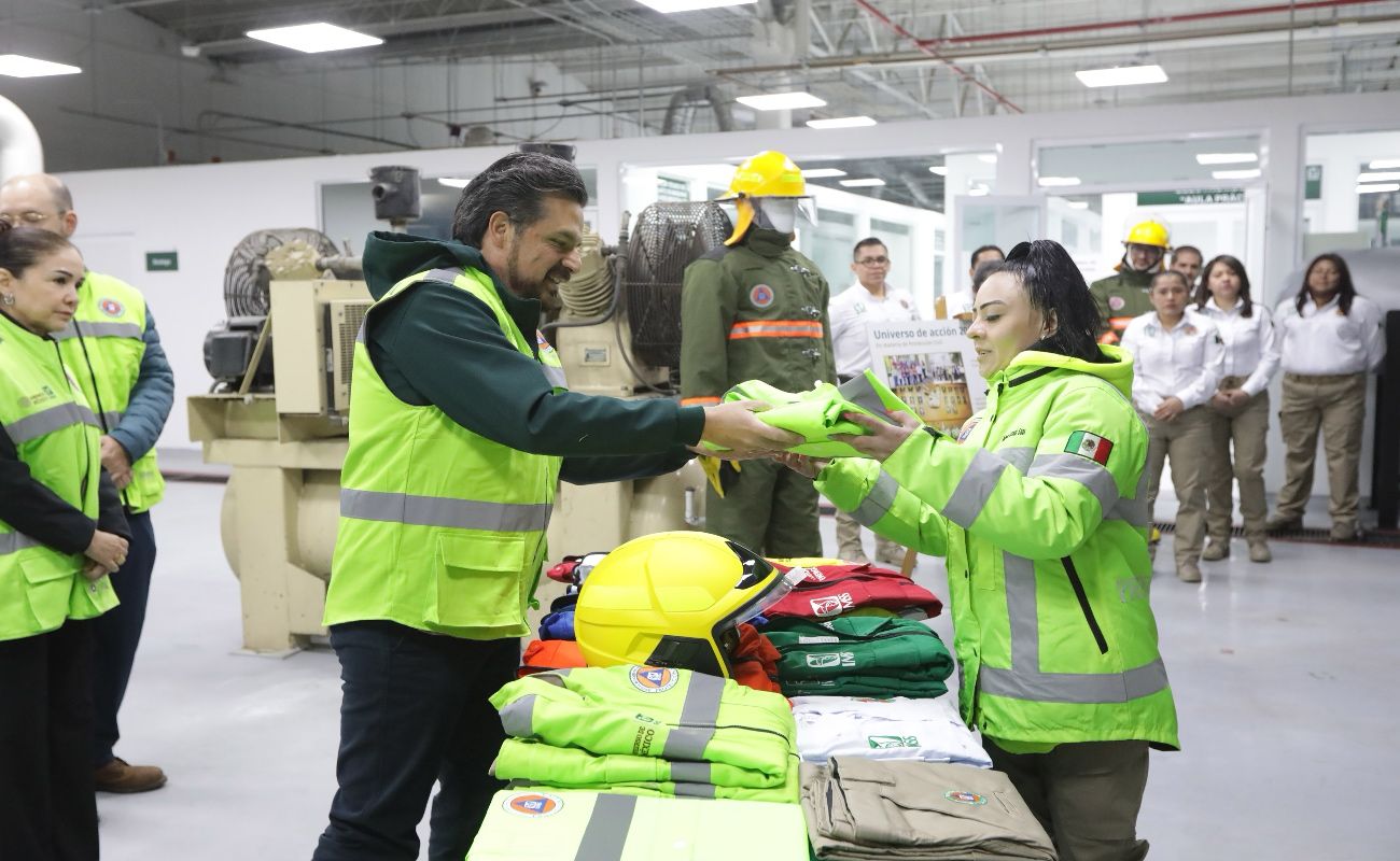 Entrega Zoé Robledo más de 100 mil uniformes yequipos de protección civil para brigadistas del IMSS