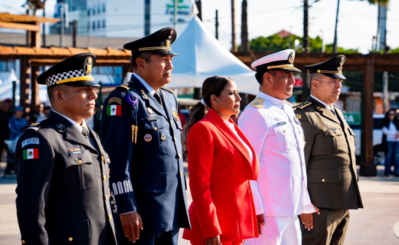 Autoridades militares y civiles, conmemoraron el CCXV Aniversario del inicio del movimiento de la Independencia de México.