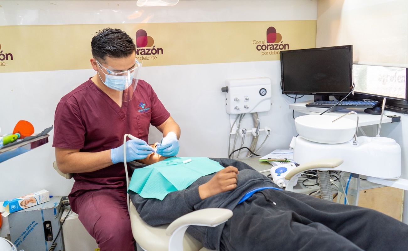 Las Caravanas de Salud ofrecen atención dental gratuita, acercando estos servicios a comunidades sin acceso especializado.