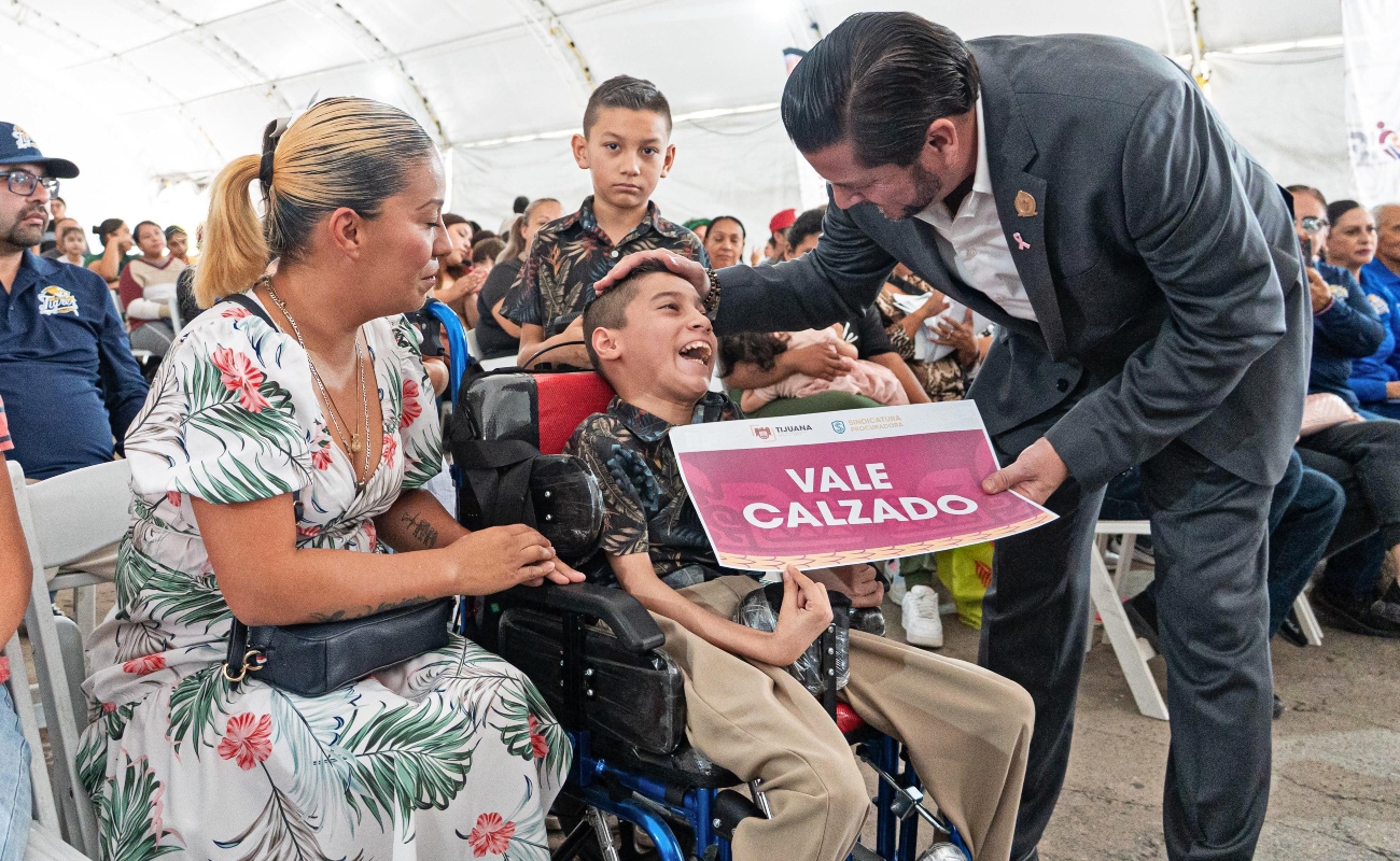 Ismael Burgueño Ruiz entregó 200 vales para calzado a niñas y niños con discapacidad en Tijuana.