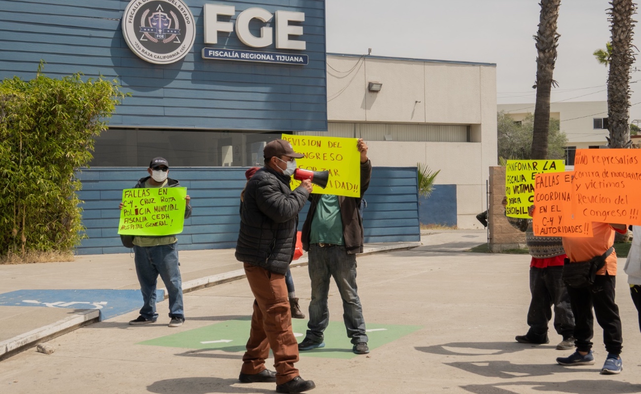 Migrantes denuncian revictimización y protestan contra la Fiscalía en Tijuana