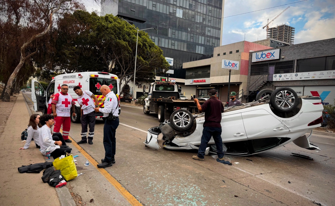 Accidente vehicular provoca volcadura en la Vía Rápida Poniente