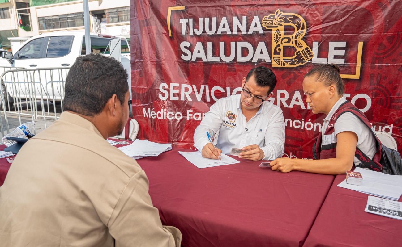 El presidente municipal, Abdiel Gutiérrez Coronado, encabezó la jornada de afiliación de trabajadores del Mercado de Abastos.