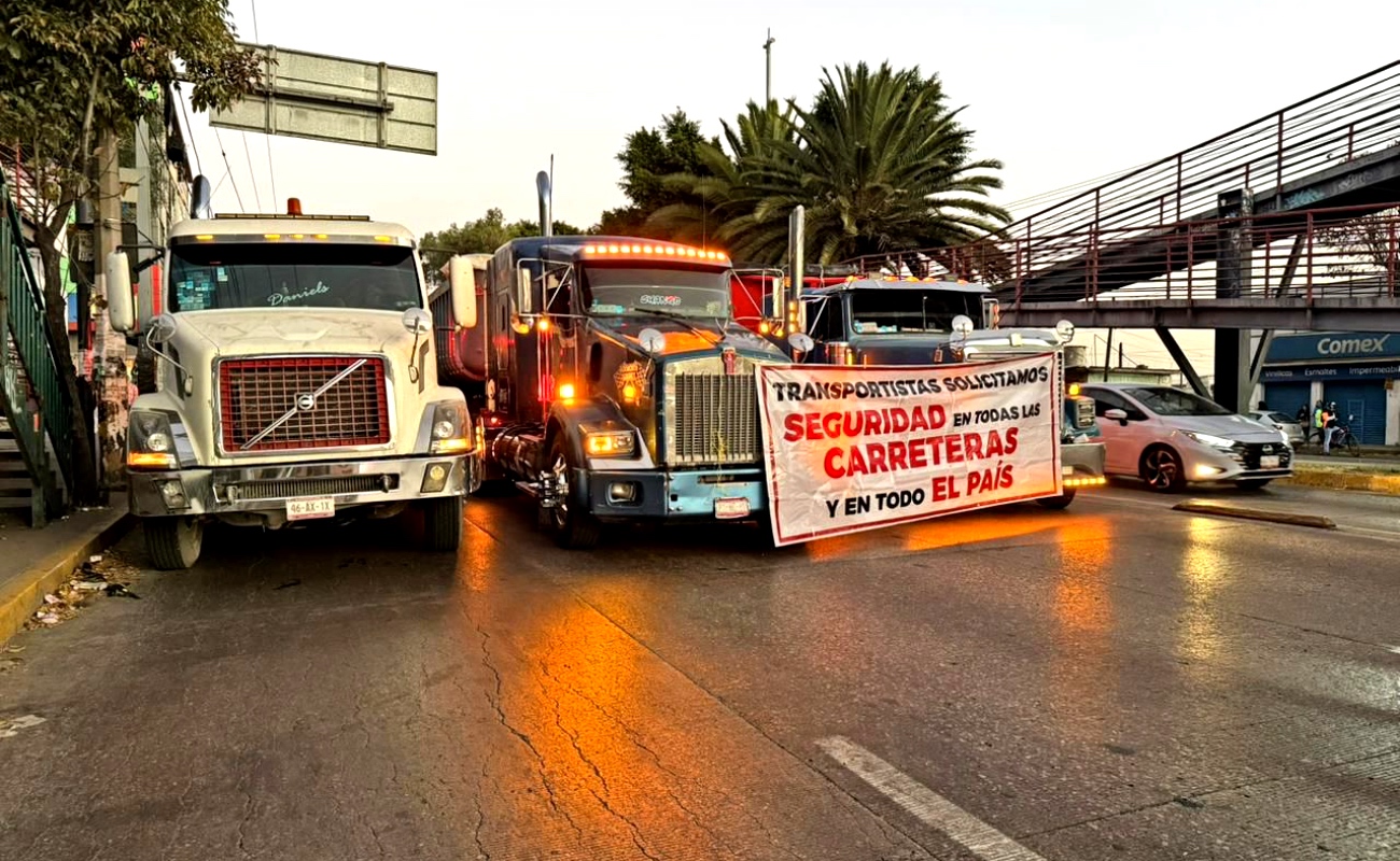 Realizan transportistas y campesinos jornada de bloqueos en diversas carreteras del País