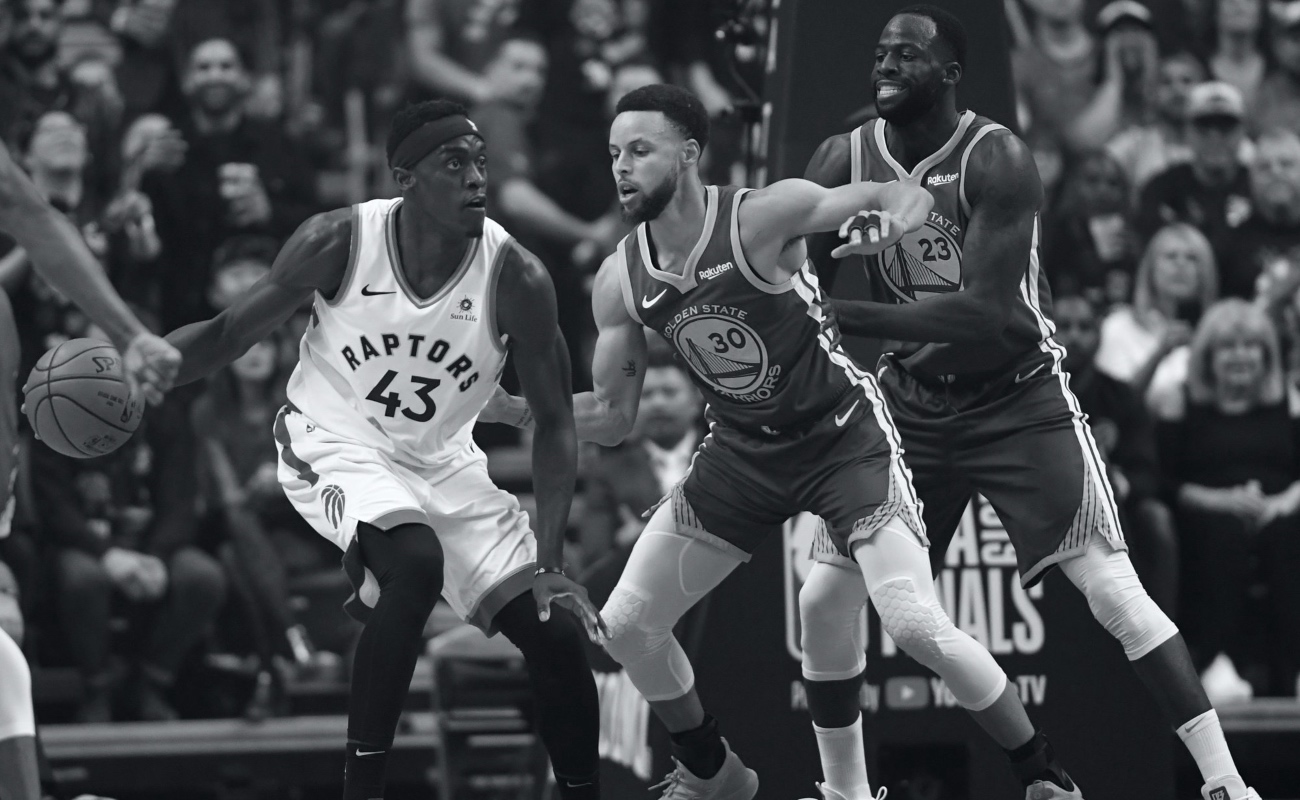 El estrella de loa Warriors, Stephen Curry anotó 34 puntos pero no fueron suficientes para impedir la derrota.