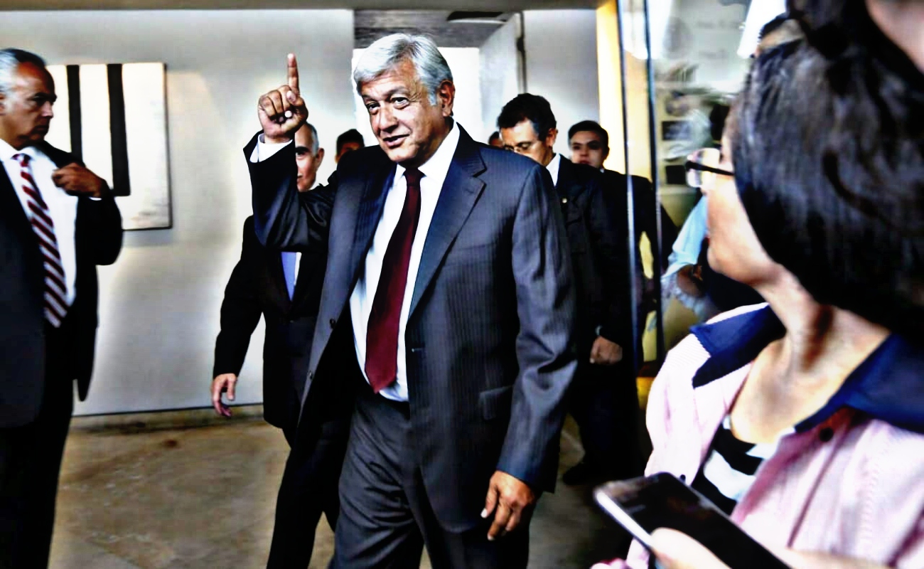 López Obrador llegó a las 8:30 de la mañana al Club de Industriales, donde fue recibido por Alejandro Ramírez, presidente del Consejo Mexicano de Negocios.