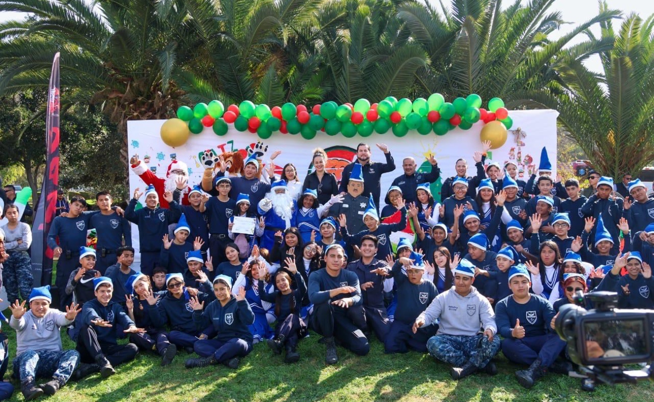 El presidente municipal, Ismael Burgueño Ruiz, compartió un momento de convivencia con niñas, niños y jóvenes durante la posada de la Policía Juvenil 2025