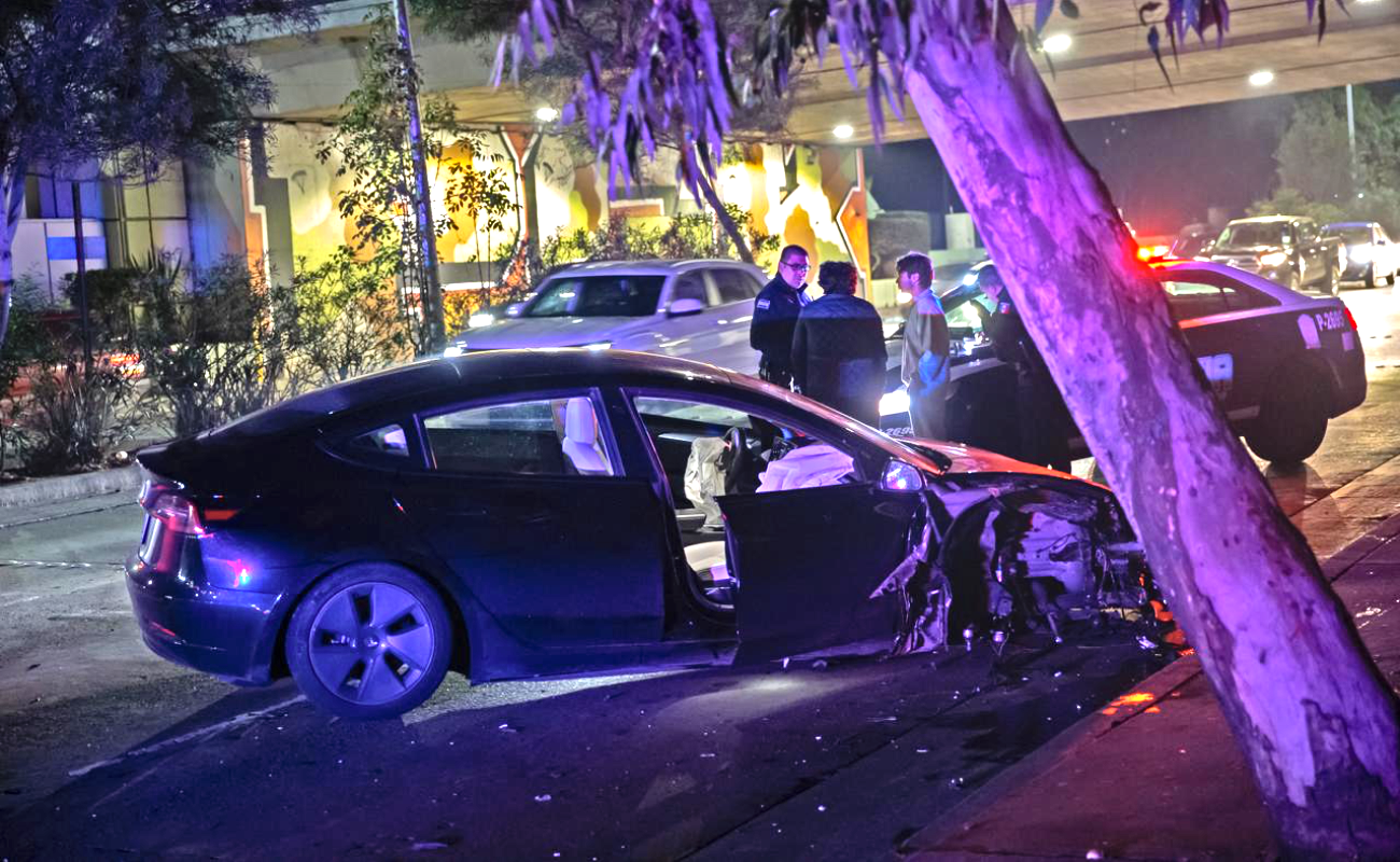 El vehículo terminó con daños frontales totales.