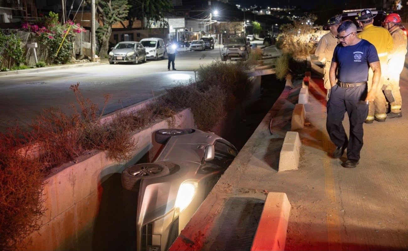 Vehículo termina dentro de un canal tras salir del camino en San Ángel