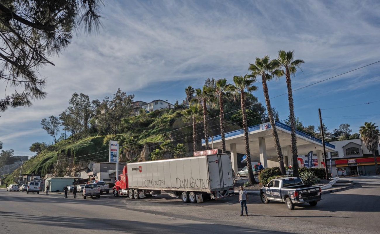 Tráiler con una pinta del CJNG causa movilización policiaca