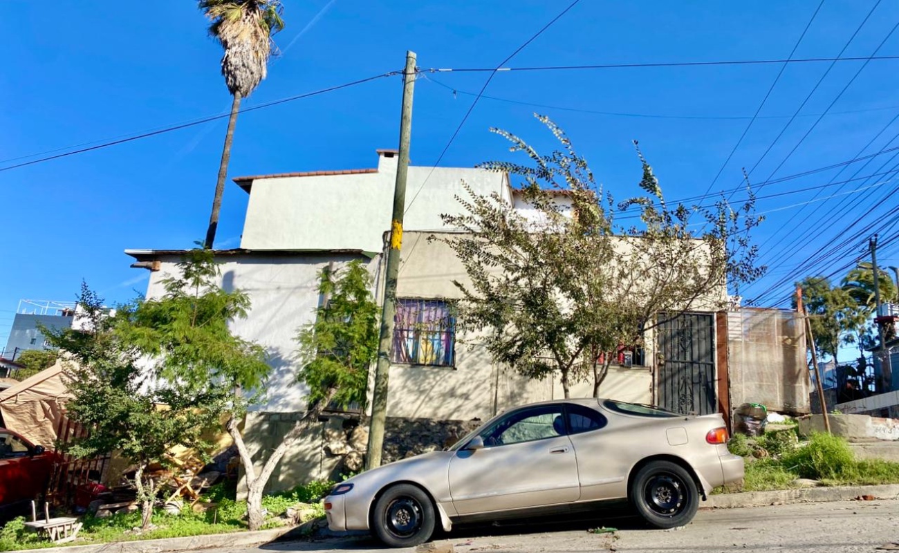 Fuertes vientos y suelo reblandecido elevan riesgos en Tijuana, advierte Protección Civil