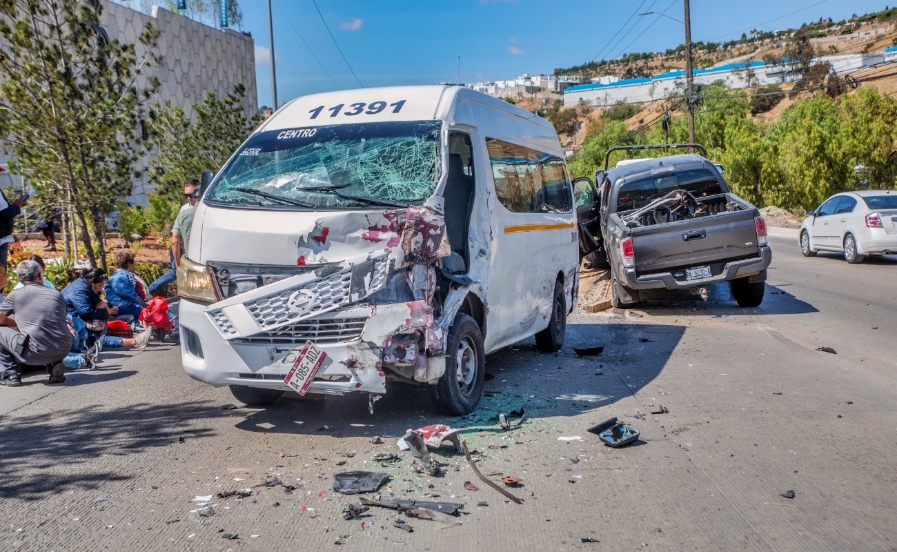 Choque en bulevar Cuauhtémoc Sur involucra taxi de ruta; chofer resulta lesionado