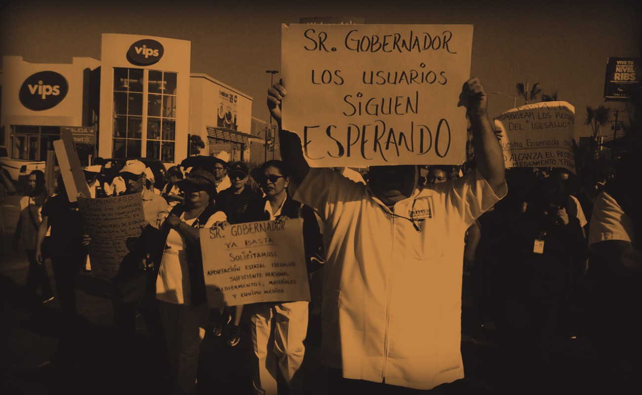 Con marcha bloquean la Reforma trabajadores de Salud