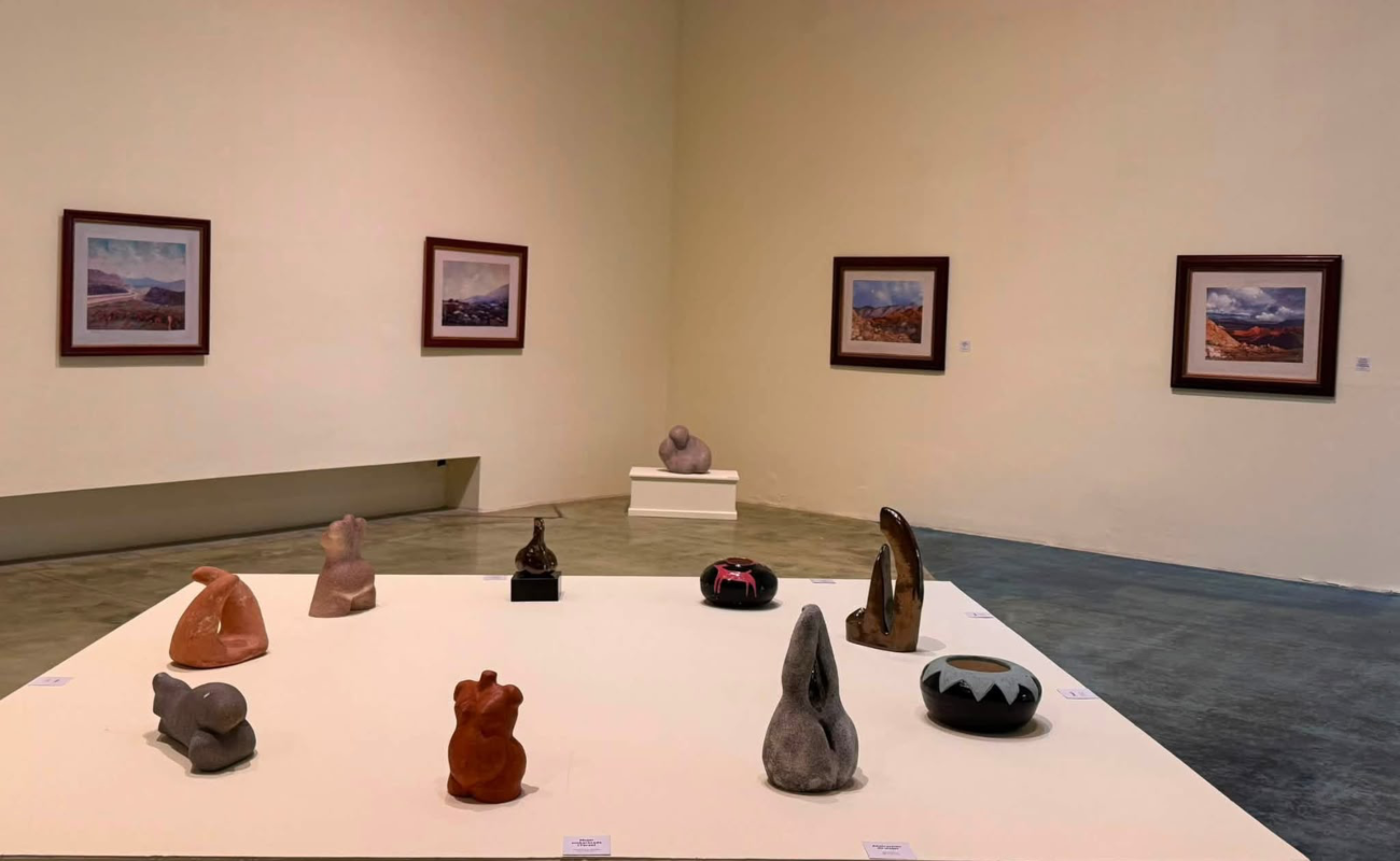La muestra reúne la obra de Juanita Valdez y Rubén García Benavides en un diálogo que celebra la memoria, el arte y un legado compartido.