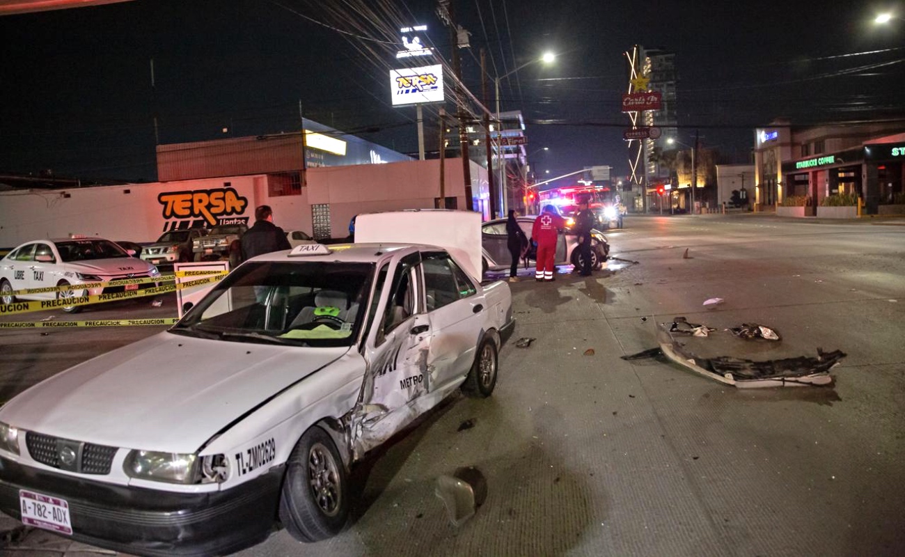 Taxi libre y automóvil chocan en el bulevar Salinas; no hubo lesionados