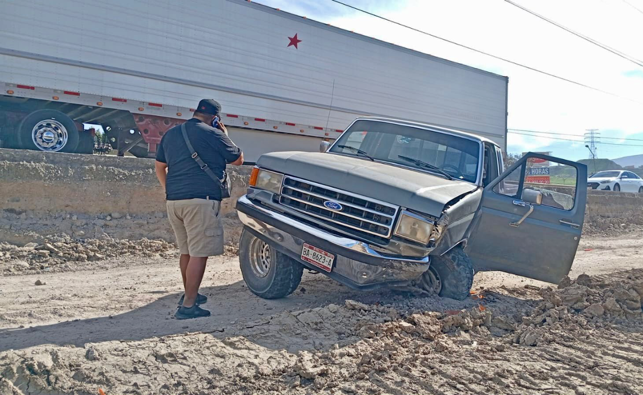 Tráiler provoca accidente y salida de camino en el bulevar 2000