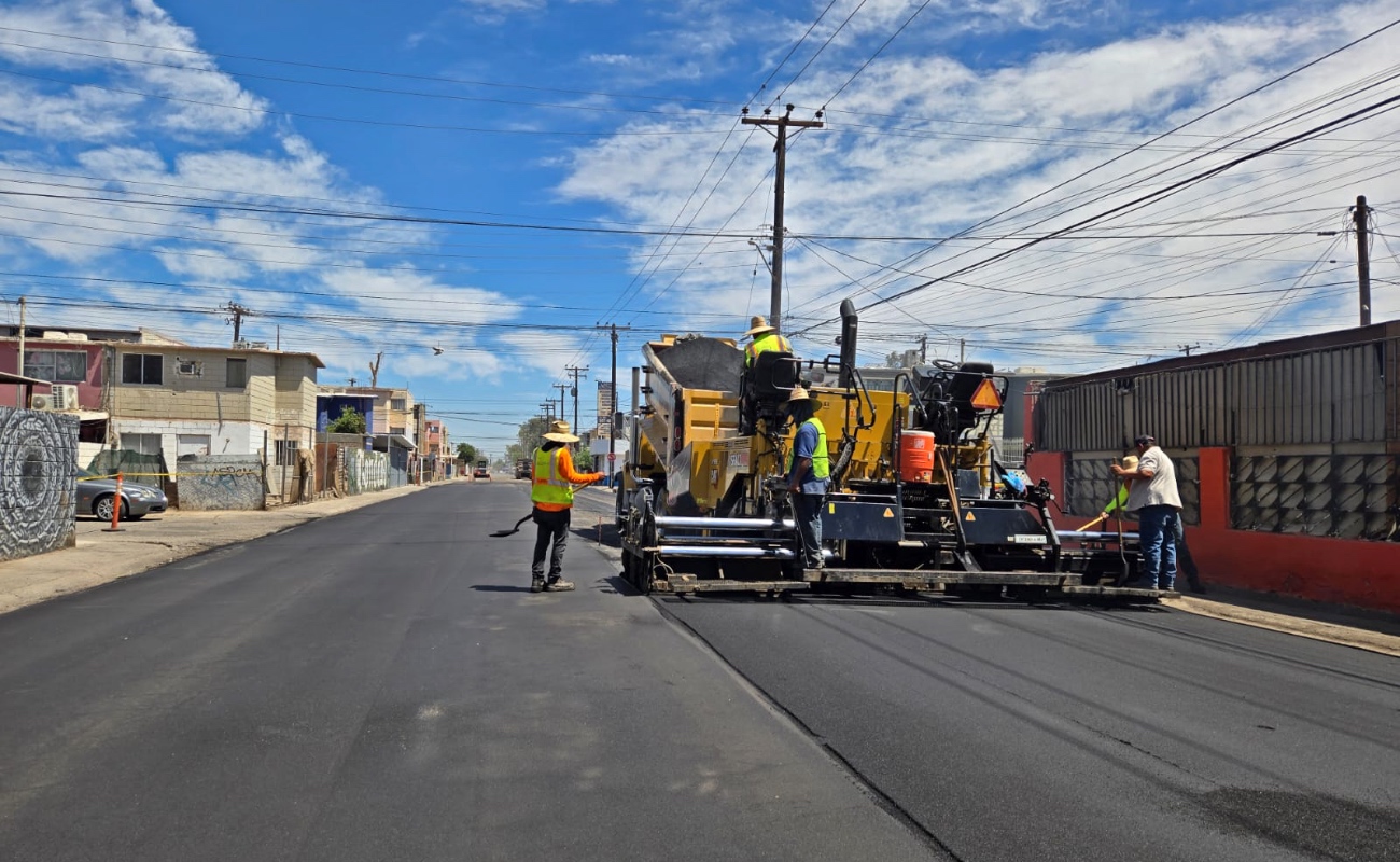 Avanza rehabilitación de vialidades en colonia el Cóndor en Mexicali