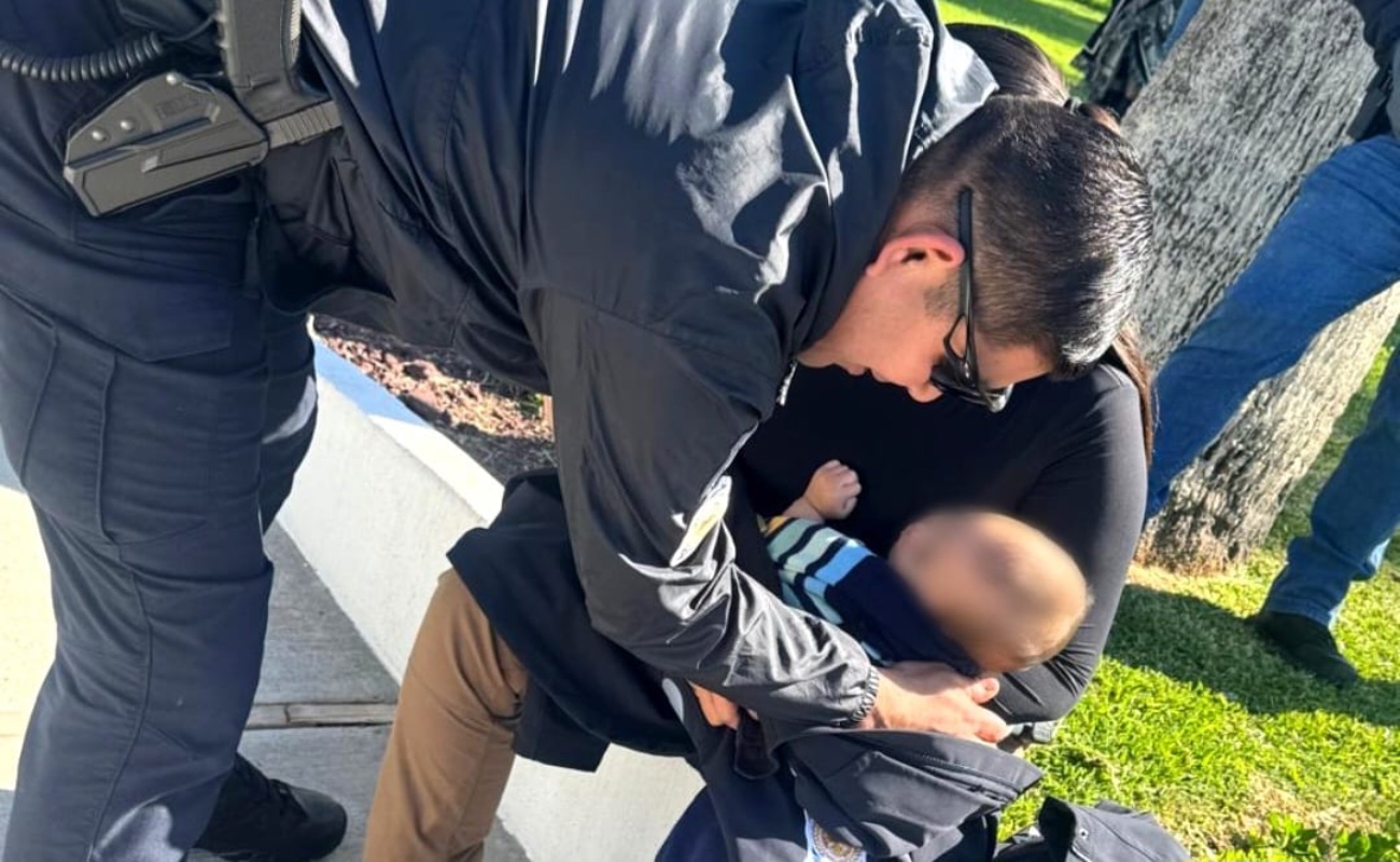 Escuadrón Violeta de la Fuerza Estatal de Seguridad Ciudadana asistieron a la mujer y aseguraron al bebé para su protección y cuidado.