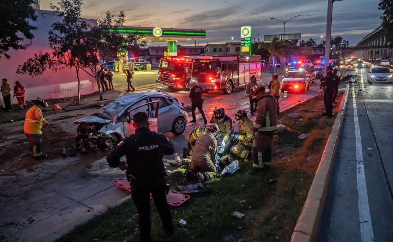 Volcadura en la Avenida Internacional deja tres heridos, uno está grave