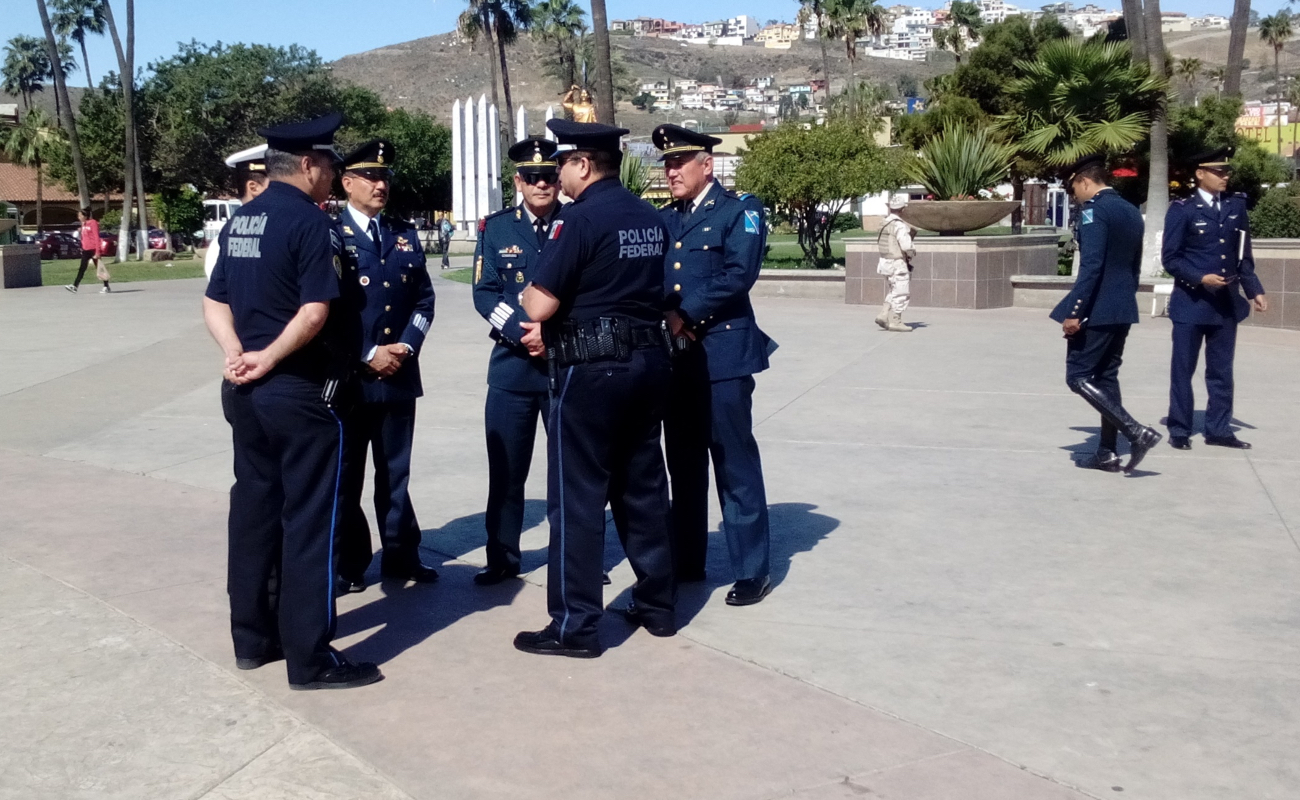 El comandante del Ciprés junto con mandos de la Policía Federal, en marzo pasado.