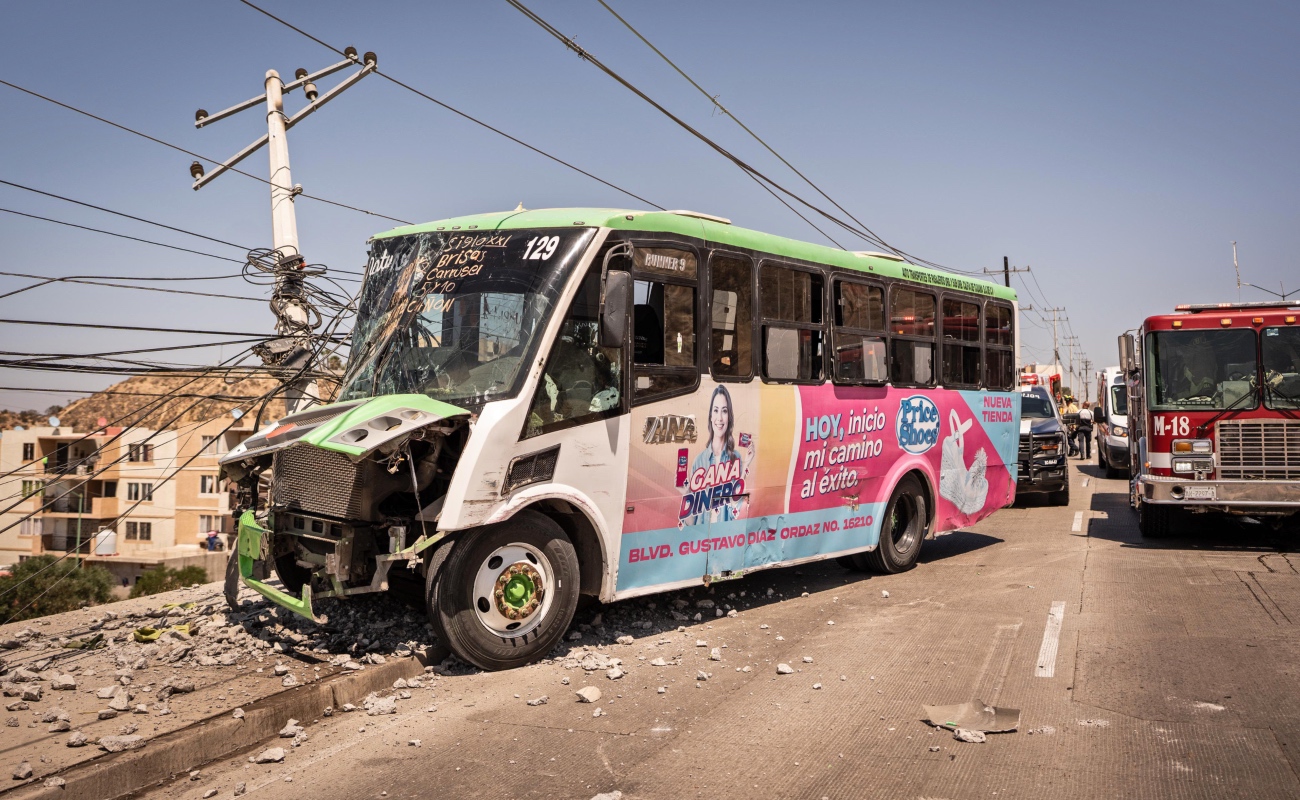 Choca transporte público en Natura; derriba poste de la CFE