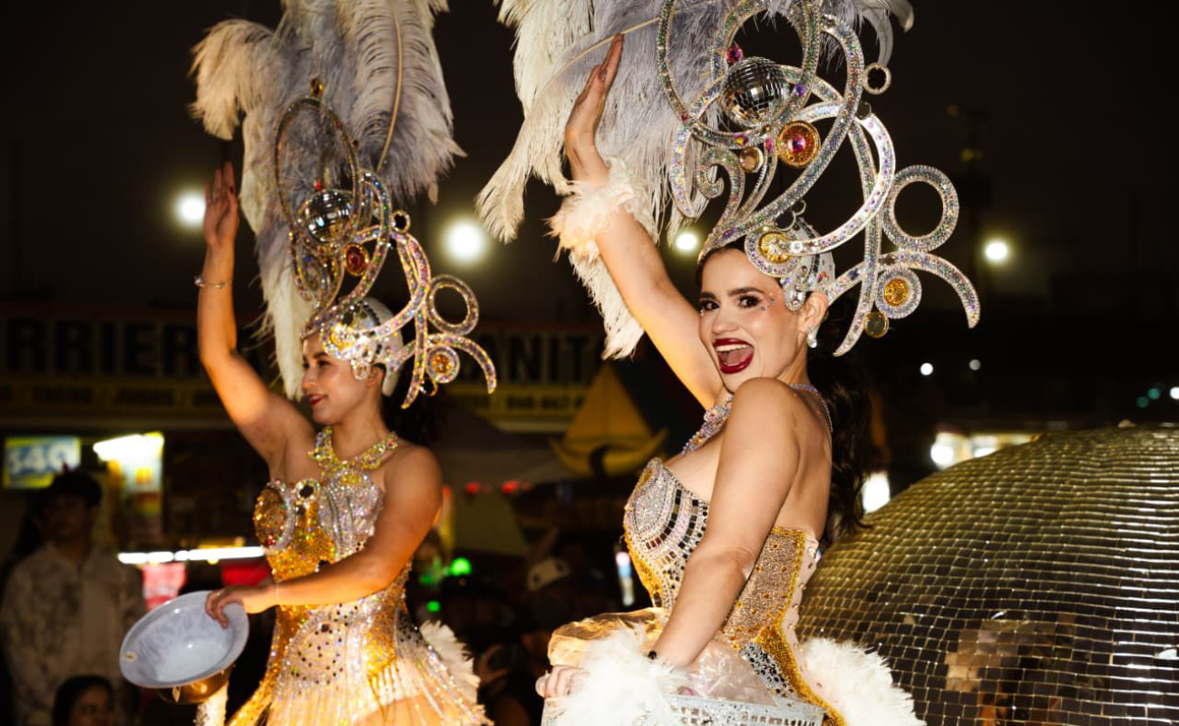 Miles de familias abarrotaron el bulevar Costero para presenciar el tercer y último desfile del Gran Carnaval de Ensenada 2026.