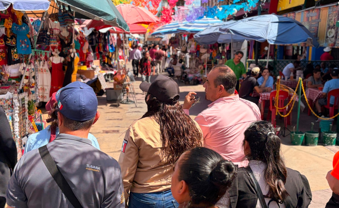 Impulsa Tijuana ordenamiento comercial y diálogo con ambulantes de la Plaza Santa Cecilia