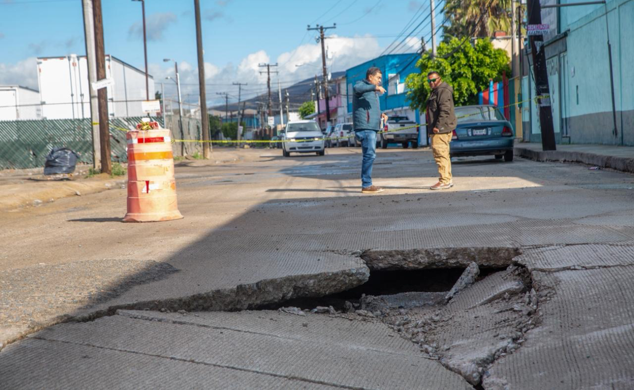 Aparece socavón en la colonia Magisterial; cierran vialidad por seguridad