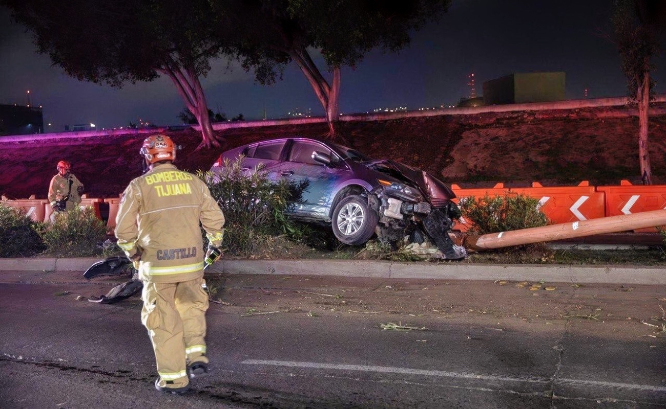 Accidente en Vía Rápida Oriente: conductora derriba poste y un motociclista termina impactado