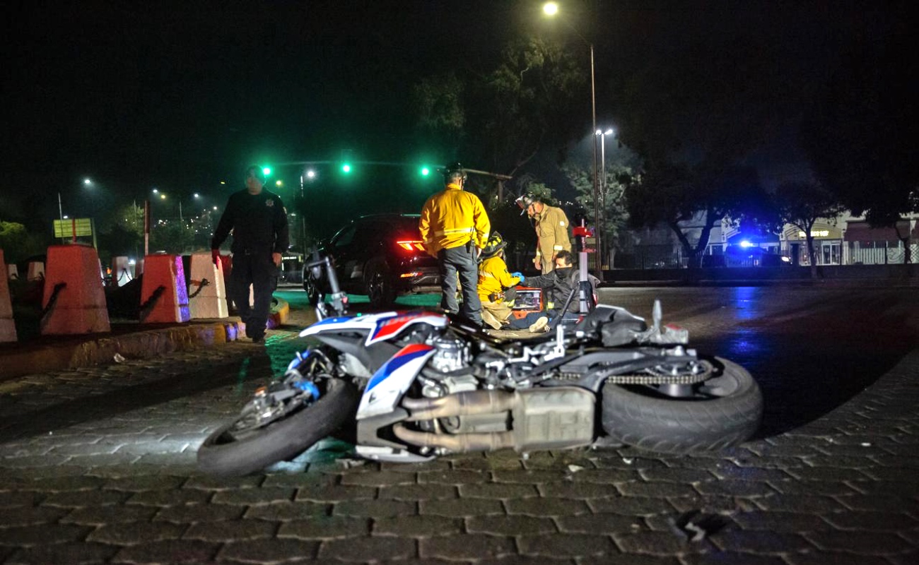 Chocan a motociclista; conductor se da a la fuga