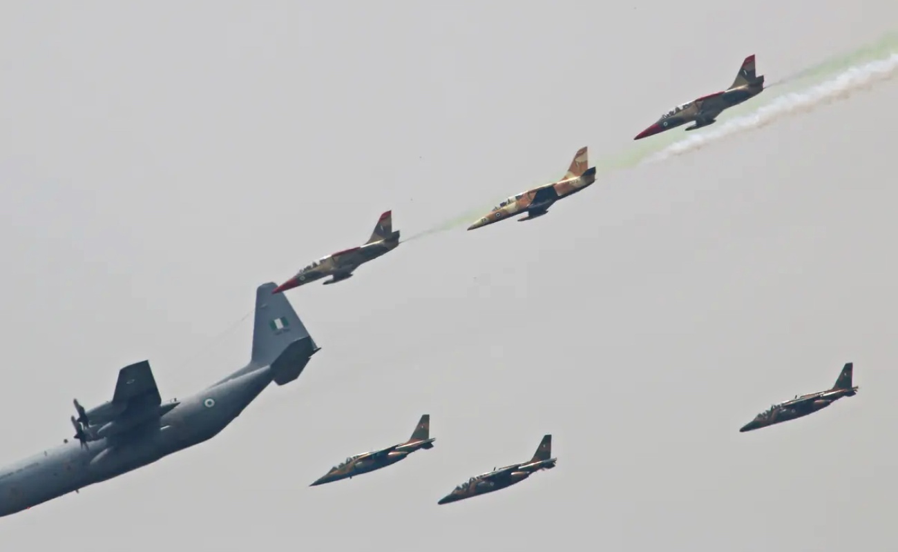 Aviones militares participan en operaciones conjuntas contra grupos extremistas en el norte de Nigeria, en una ofensiva coordinada entre Estados Unidos y fuerzas locales.