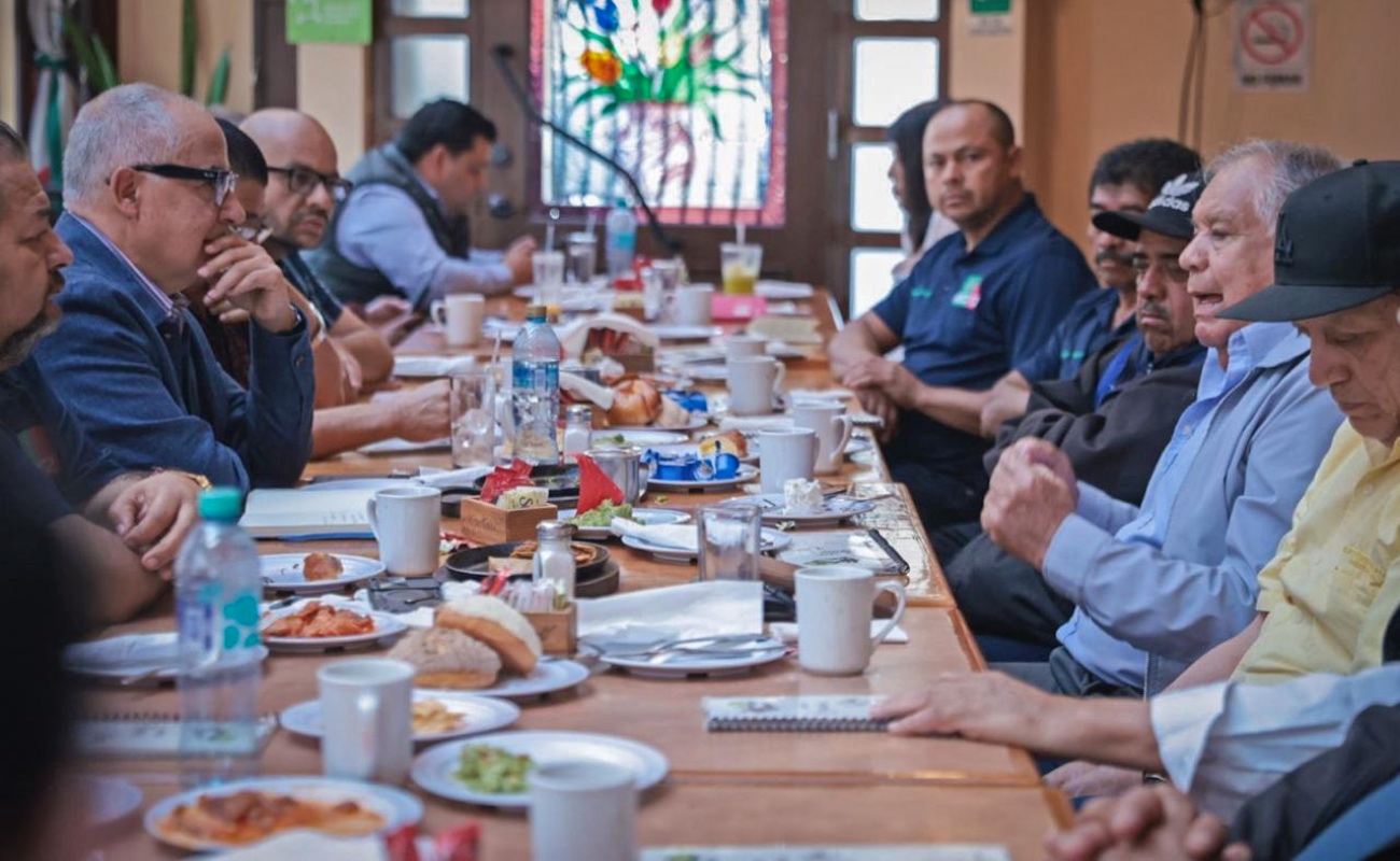 Transportistas de Tijuana expusieron a Alfredo Álvarez Cárdenas las problemáticas del gremio, incluyendo malas condiciones de vialidades, necesidad de ajuste tarifario, renovación del parque vehicular y liberación de zonas de ascenso y descenso.